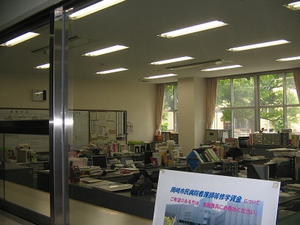 写真：教務事務室内