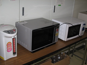 写真：電子レンジと電気ポット