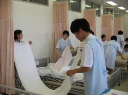 写真：ベッドメイキングの様子