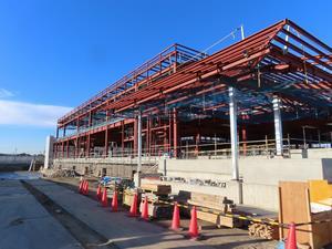 写真：工事中の給食センターの外観（令和6年1月）2