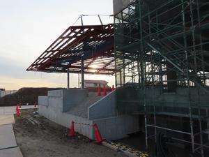 写真：工事中の給食センターの外観（令和6年2月）1