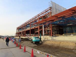 写真：工事中の給食センターの外観（令和6年2月）2