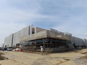 写真：工事中の給食センターの外観（令和6年4月）1