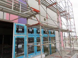 写真：工事中の給食センターの外観（令和6年4月）2