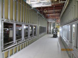 写真：工事中の給食センターの通路（令和6年5月）