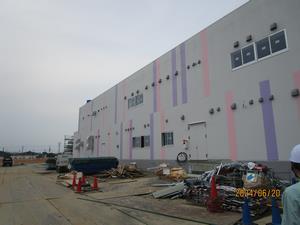 写真：工事中の給食センターの外観（令和6年6月）