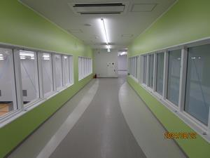 写真：工事中の給食センターの通路（令和6年8月）1