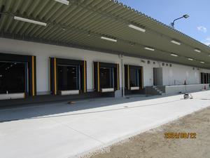 写真：工事中の給食センターの搬入口（令和6年8月）