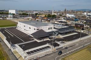 写真：完成した給食センターの外観1