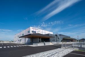 写真：完成した給食センターの外観2