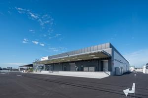 写真：完成した給食センターの外観3