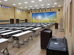 写真：多目的ホール2