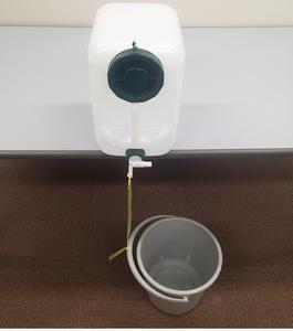 写真：足踏み式手洗いタンク