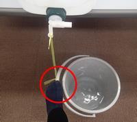 写真：足踏み式手洗いタンクの手洗い方法3