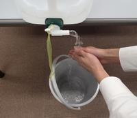 写真：足踏み式手洗いタンクの手洗い方法2