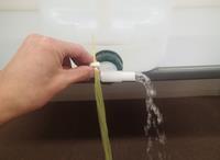 写真：足踏み式手洗いタンクの手洗い方法1