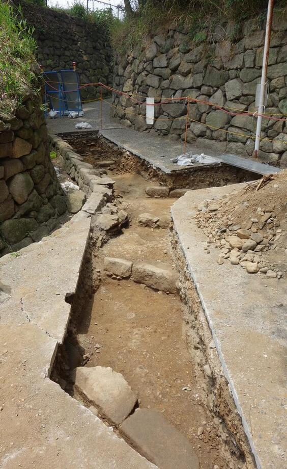 写真：T-6切通し石段