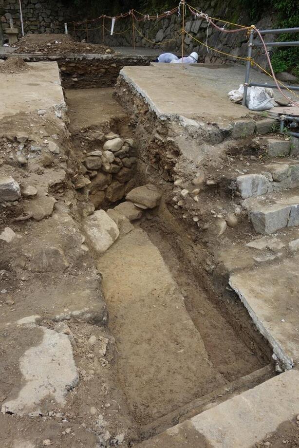 写真：T-5切通し下の溝