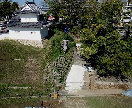 写真：岡崎公園多目的広場（岡崎市康生町）北側の切通し付近