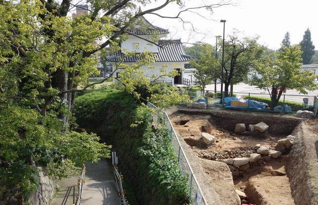 写真：切通し東曲輪への石垣