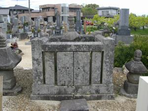 写真：久世平太夫石宝塔