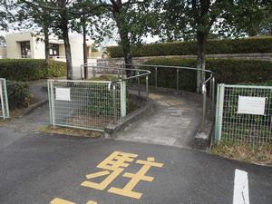 写真：駐車場から見るスロープ