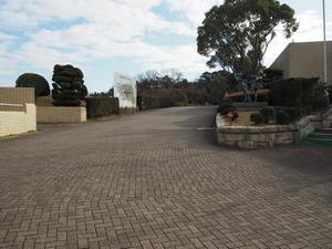 写真：正面入口までのスロープ