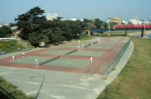 写真：乙川河川敷庭球場風景