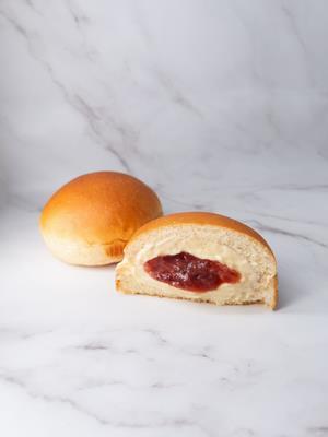 写真：あっぱれ！紅ほっぺ苺のごちそうクリームパン