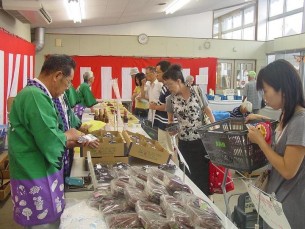 写真：ぶどう試食即売会