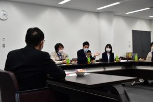 写真：若手・中堅職員との意見交換会2