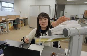 写真：梅村さんの業務姿