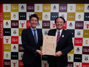 写真：蓑原市長（左）と内田市長（右）