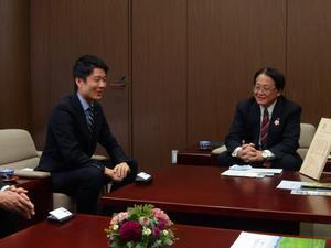 写真：訪問の様子（左.蓑原市長　右.内田市長）