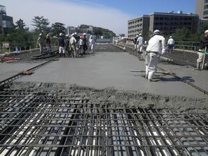 写真：コンクリート打設状況1次打設2