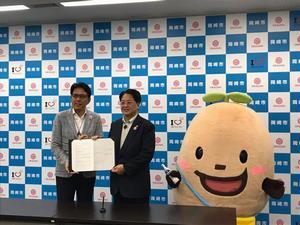 写真：アサヒ飲料株式会社との記念撮影の様子