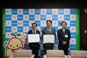 写真：イオンモール株式会社との記念撮影の様子