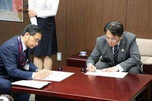 写真：イオンモール株式会社との協定書に署名している様子
