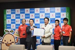 写真：住友生命保険相互会社との記念撮影の様子1