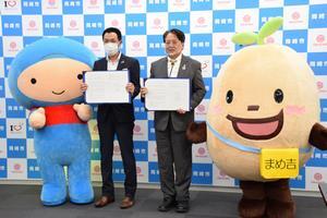 写真：明治安田生命保険相互会社との記念撮影の様子