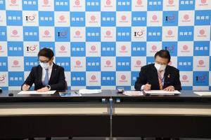 写真：第一生命保険会社岡崎支社との協定書に署名している様子