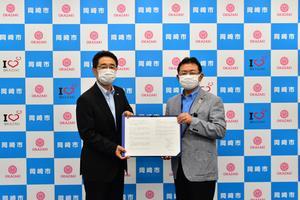 写真：アクサ生命保険株式会社岡崎支社との記念撮影の様子