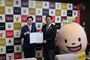 写真：株式会社八神製作所との記念撮影の様子