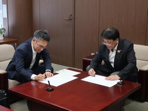 写真：SOMPOひまわり生命保険株式会社との協定書に署名している様子