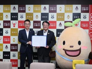 写真：SOMPOひまわり生命保険株式会社との記念撮影の様子