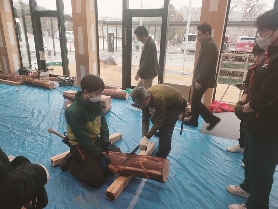 写真：令和7年3月15日　ベンチ作り