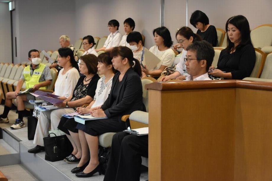 写真：女性の市議会傍聴ツアー