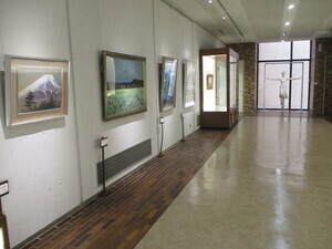 写真：常設展示コーナー　上原欽二作品ほか