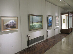 写真：常設展示コーナー　上原欽二作品ほか