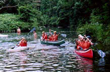 写真：児童がカヌーを楽しむ様子